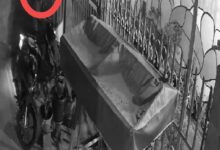 NEKAT: Pelaku pencurian sepeda motor dengan leluasa membawa kabur motor beat di Kawasan Sukomanunggal, Surabaya, Sabtu (15/6/2024) dini hari. Foto: Screenshot CCTV