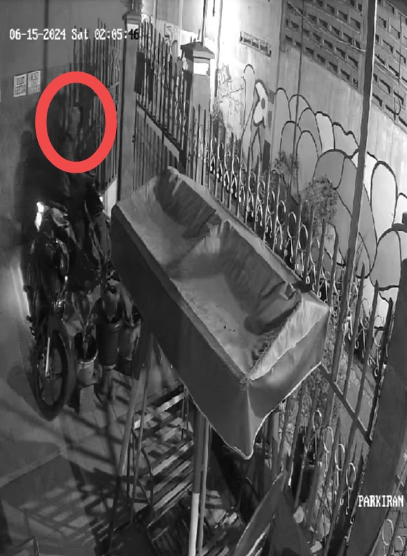 NEKAT: Pelaku pencurian sepeda motor dengan leluasa membawa kabur motor beat di Kawasan Sukomanunggal, Surabaya, Sabtu (15/6/2024) dini hari. Foto: Screenshot CCTV