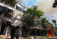 LUDES: Toko Furniture di Jalan Kertajaya 54 Surabaya terbakar Sabtu (20/7/2024) siang diduga korsleting listrik. (Foto: Bima Sakti/Kompartemen.com